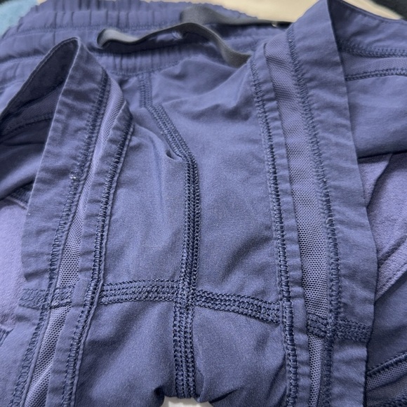 Lululemon low rise short 2.5” size 6 - Picture 5 of 7